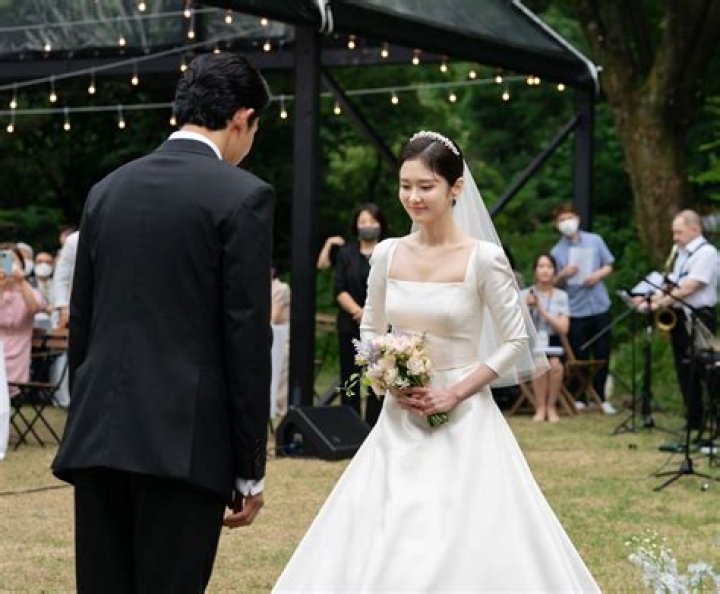 
Who Is Jang Nara Boyfriend? Singer Getting Married Soon, Wedding Plans And Details 